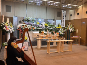 神葬祭にて心いやされるアルパの音色