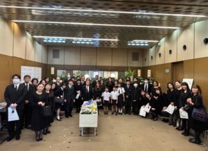 身寄りのない高齢者の葬儀になぜか、多くの参列者 教え子40人が見送った〝生き様〟の証明